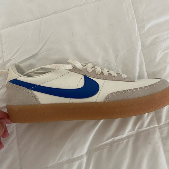 Nike shoes size is 8.5 barely worn in great condition - Picture 7 of 7